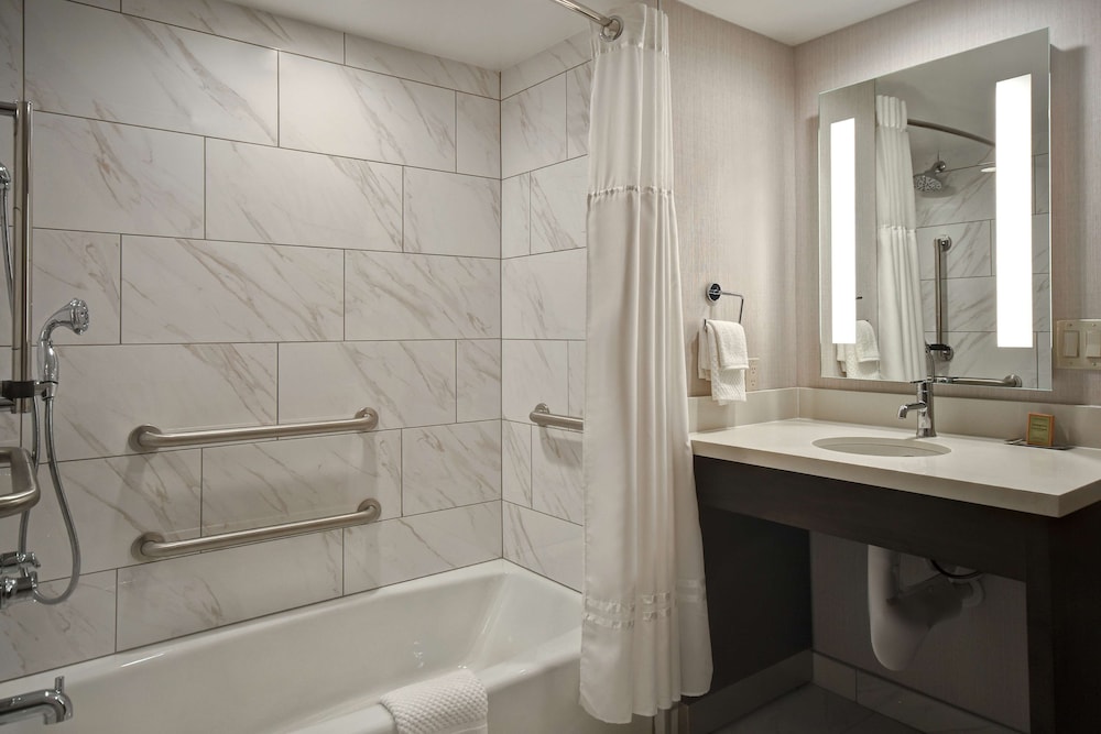 Studio Suite, 1 King Bed, Accessible, Bathtub - Photo 5