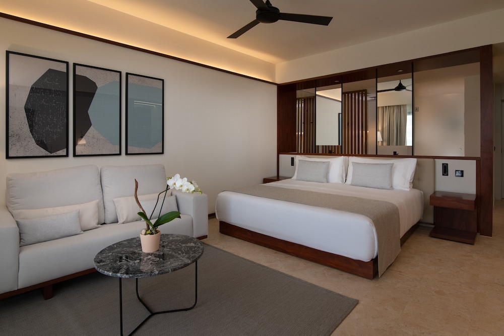 Junior Suite Deluxe Pool View, 1 king - Photo 1