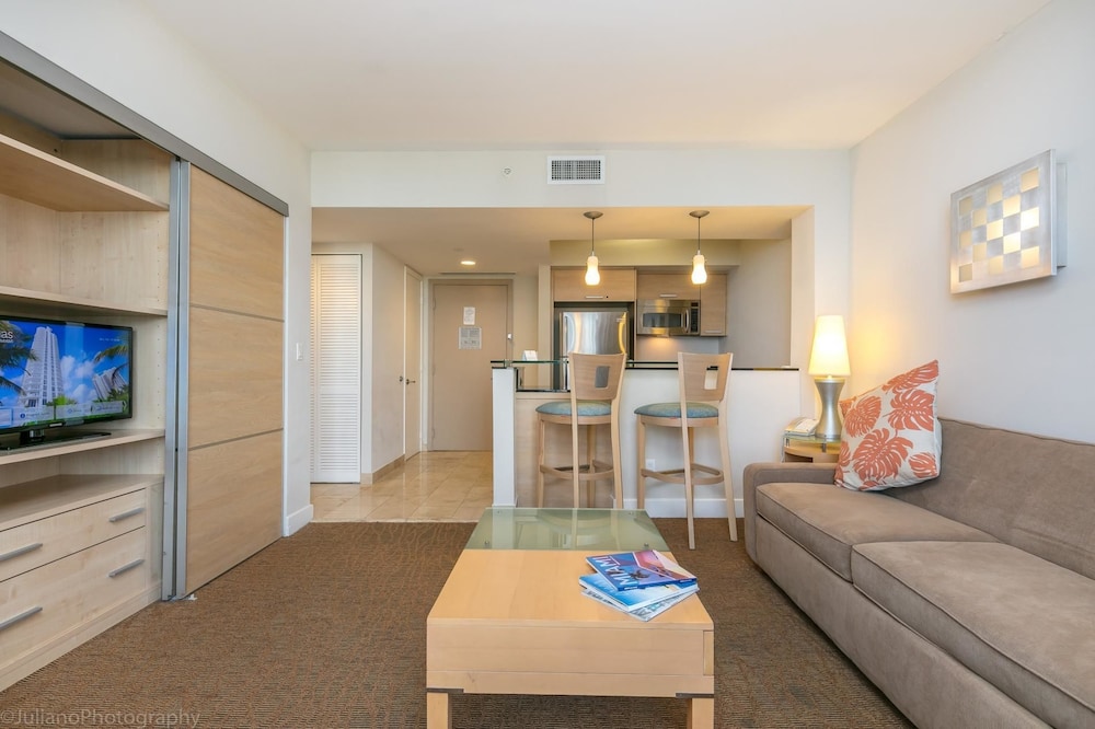 Condo, 1 Bedroom, Ocean View (20F) photo 1