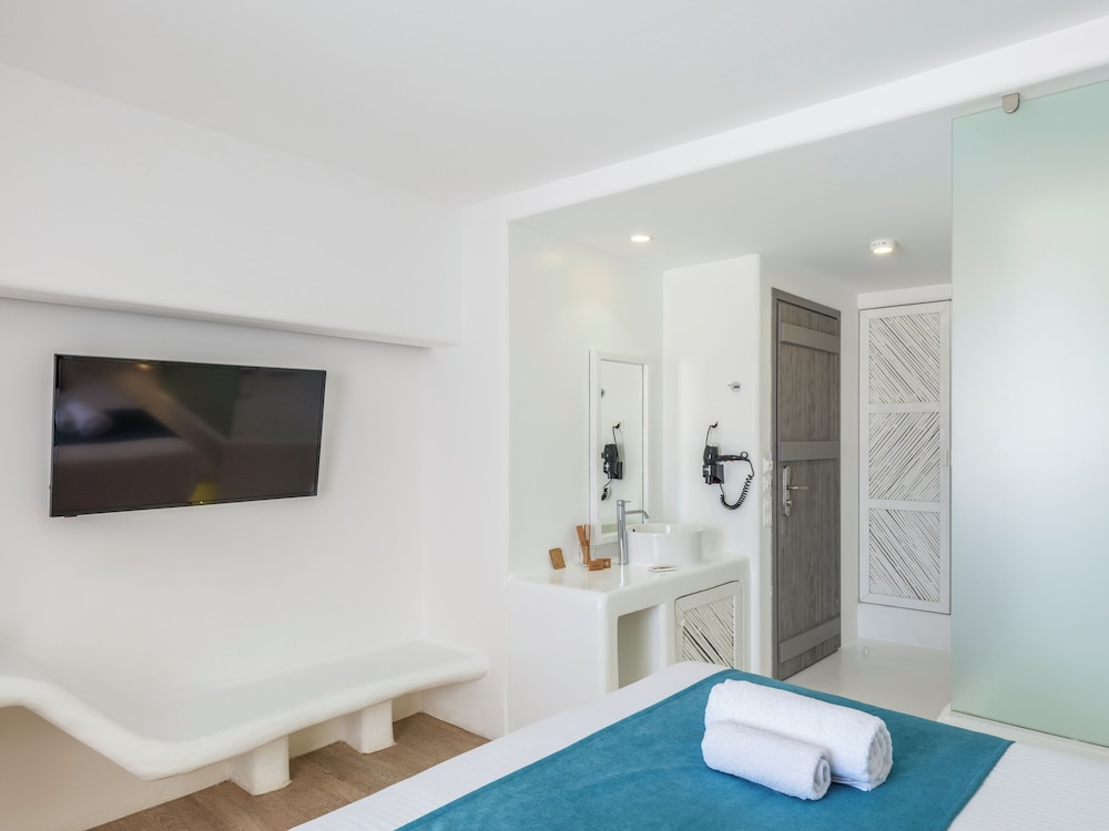 Deluxe Room, Partial Sea View photo 3