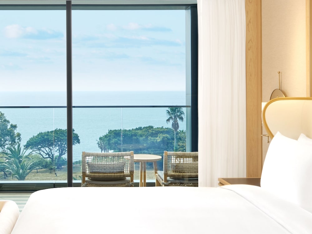 Premium Room, 1 King Bed, Ocean View (Balcony) - Photo 2