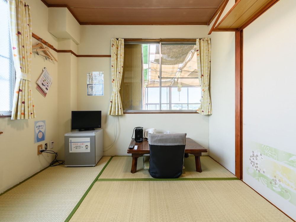 Japanese Room- Single Occupancy with Shared Washroom (Non Smoking) No co-sleeping allowed photo 2
