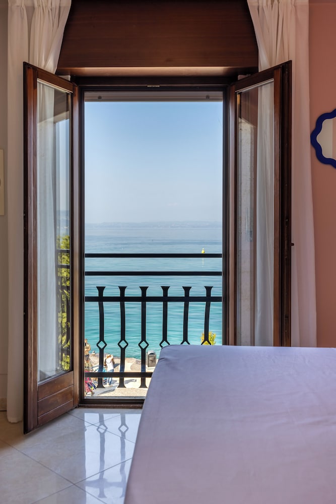 Room, Lake View
