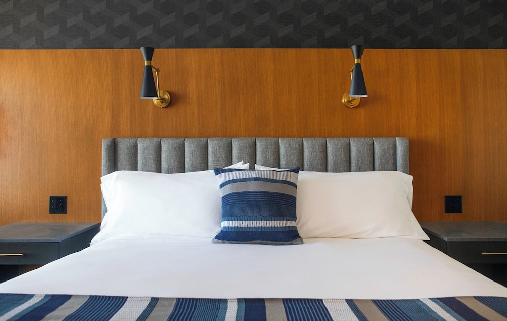Deluxe Room, 2 Queen Beds, Pool Access, Pool View (Queen Queen Poolside)