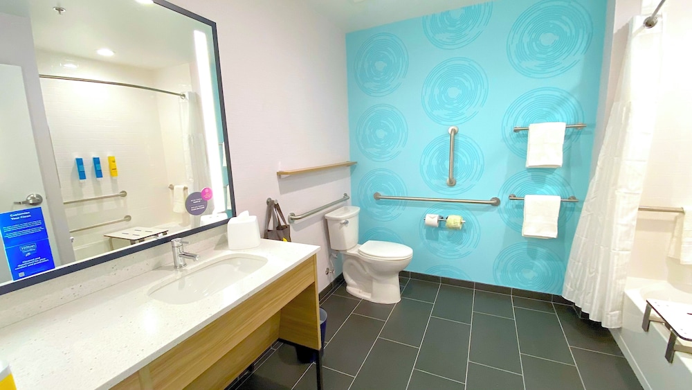 Room, 2 Queen Beds, Accessible, Bathtub - Photo 3