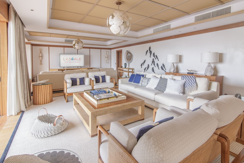 One Bedroom Emperor Villa with Pool - Photo 2