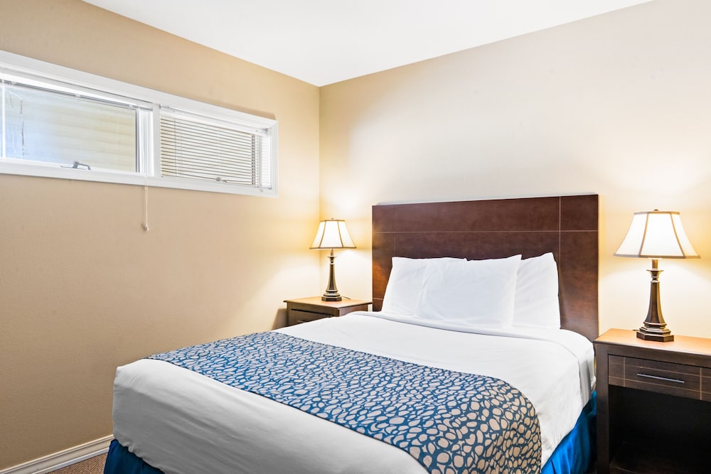 2 - BD Lakefront Deluxe Suite Unit 307