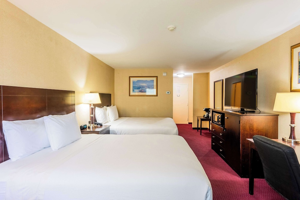 Standard Room, 2 Queen Beds, Courtyard View - Photo 11