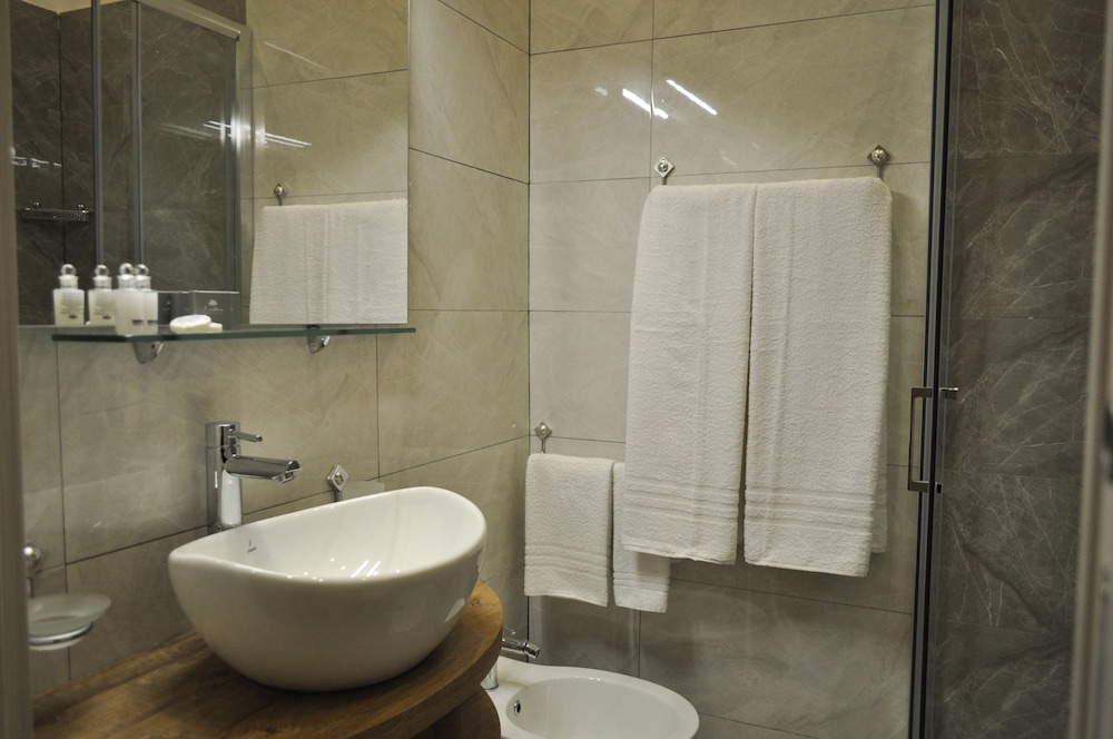 Classic Double Room, 1 Double Bed, Ensuite thumbnail 5