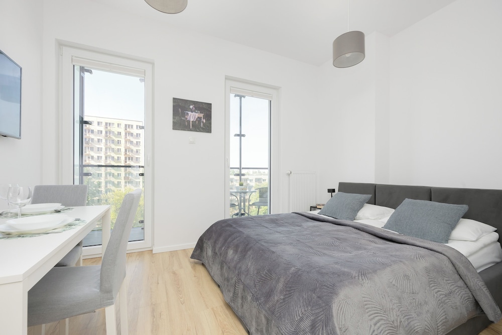 Studio, Balcony