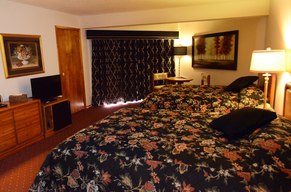 Deluxe Room, 2 Queen Beds - Ski Passes available at property