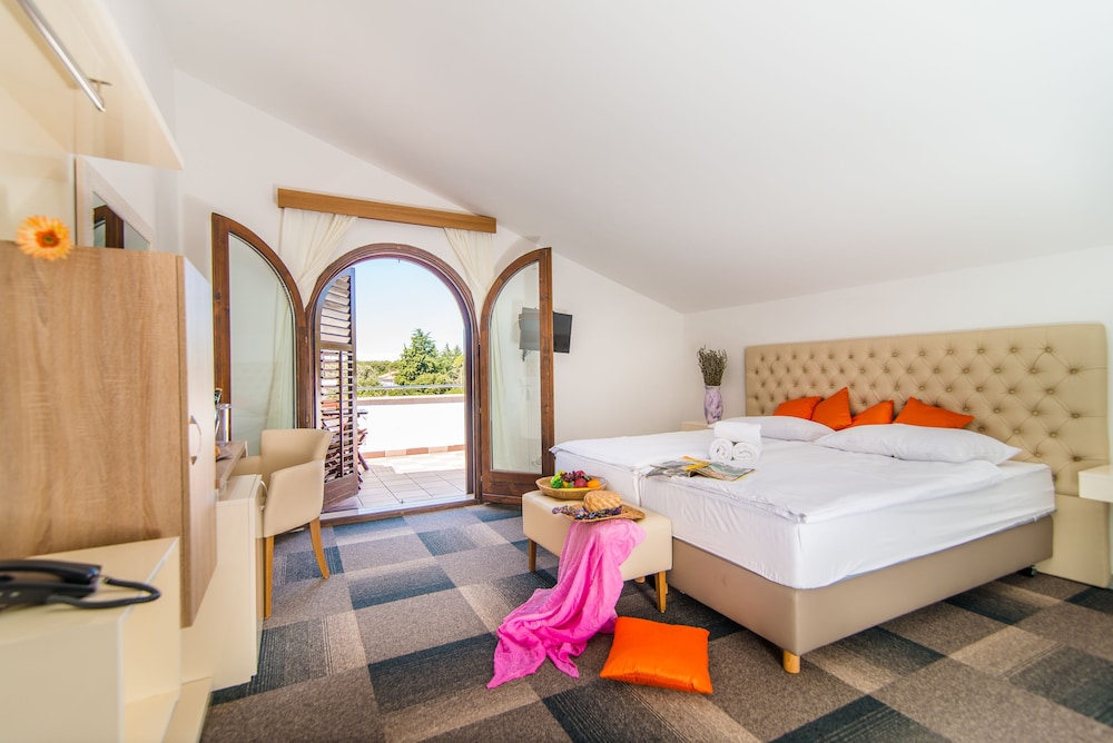 Triple Room, 2 Bedrooms, Balcony, Sea View photo 3