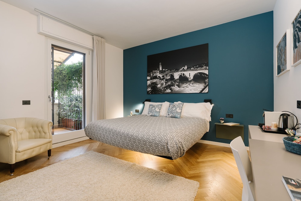 Deluxe Annex Studio Suite with One Queen Bed and Terrace (Non Smoking)