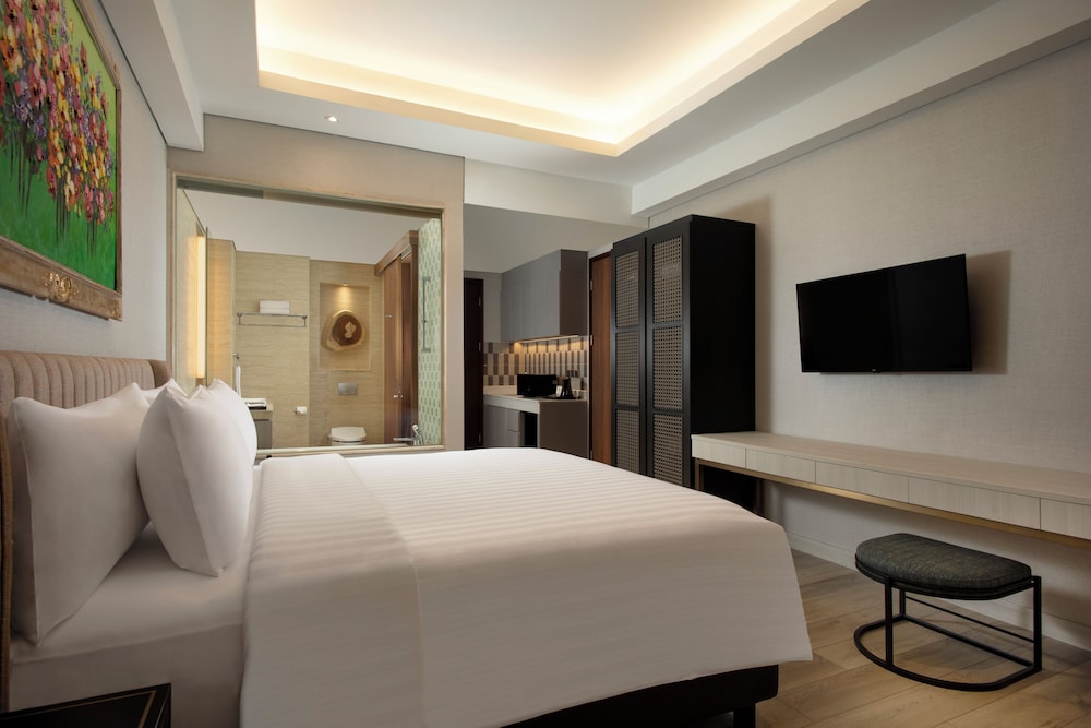 Deluxe Room, 1 King Bed (Free 1 Cup of Starbucks Upon Arrival)
