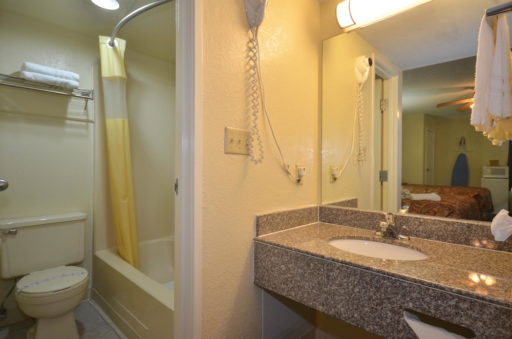 Standard Room, 1 Queen Bed - Photo 9