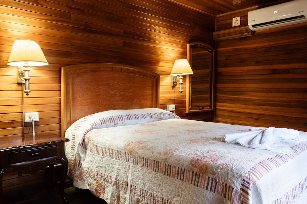 Basic Double Room Single Use, 1 Queen Bed photo 1