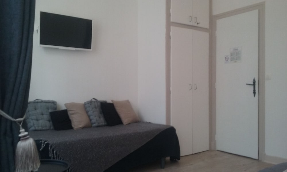 Room (1) photo 2
