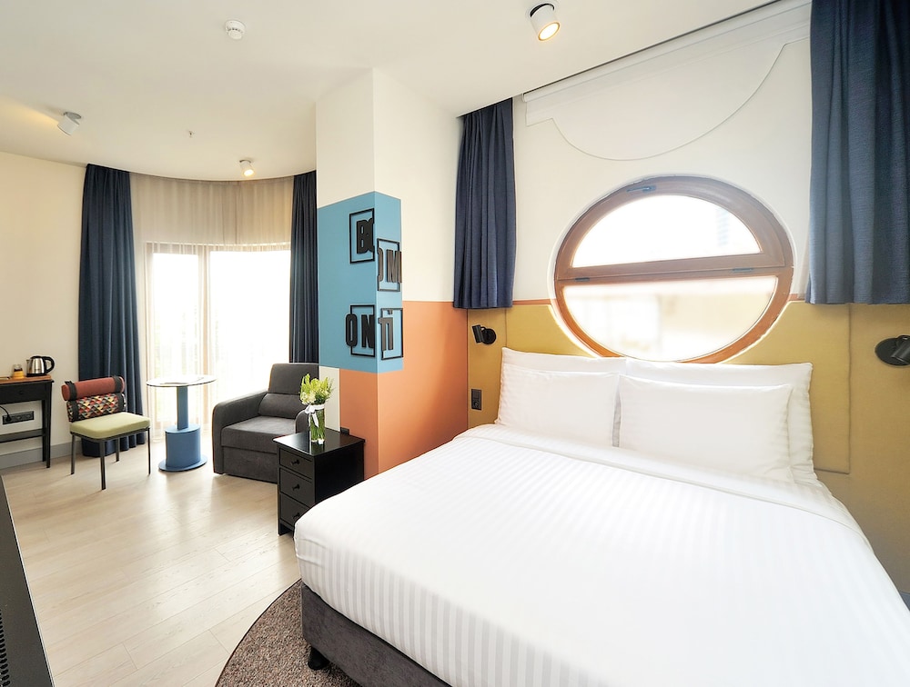 Corner Room photo 1