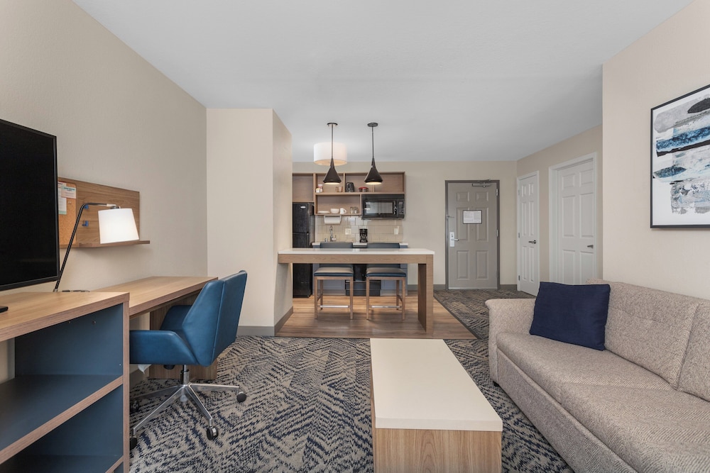 Suite, 1 Bedroom, Kitchen (Living and Dining Area) - Photo 6