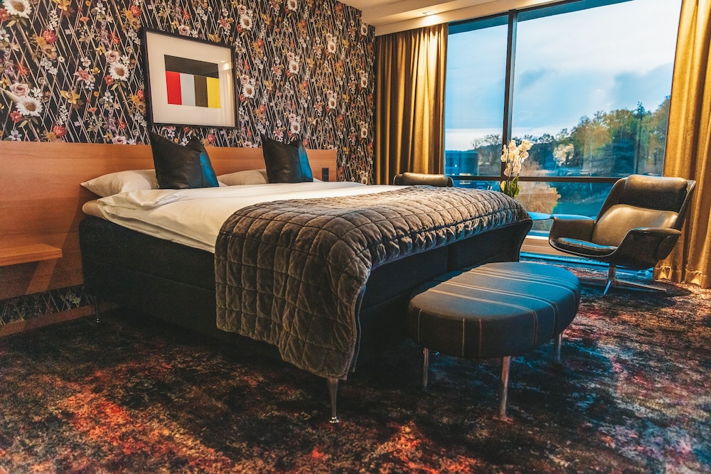 Deluxe Room, 1 King Bed, Terrace, Park View (Excluding Pool Club)
