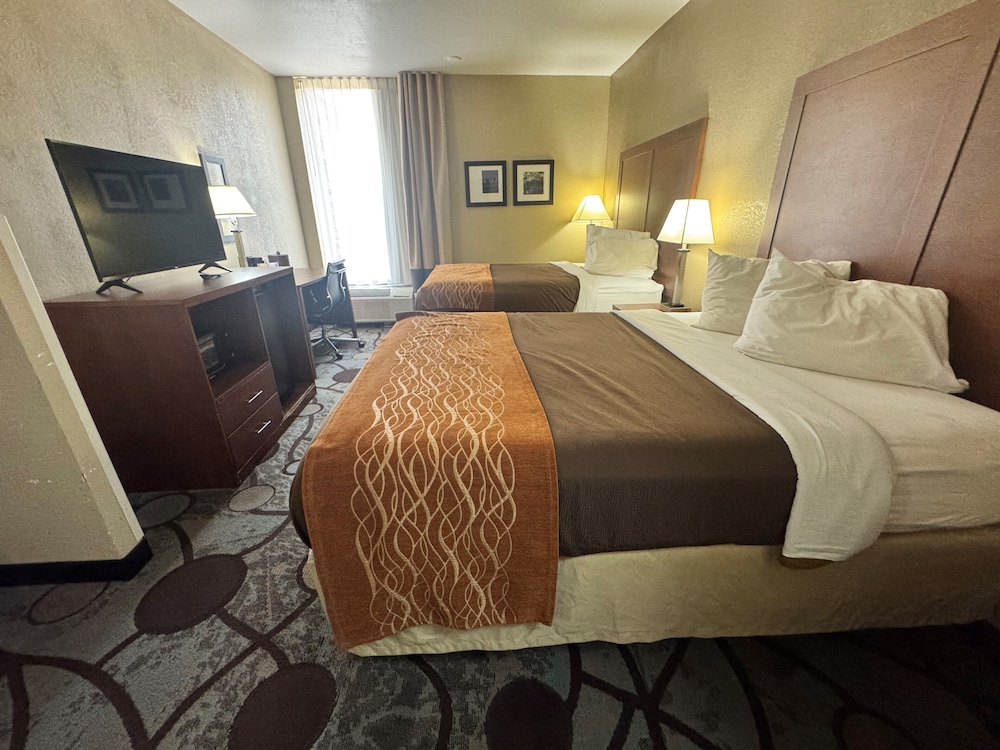 Deluxe Room, 2 Queen Beds, Accessible, Non Smoking (Mobility) - Photo 8