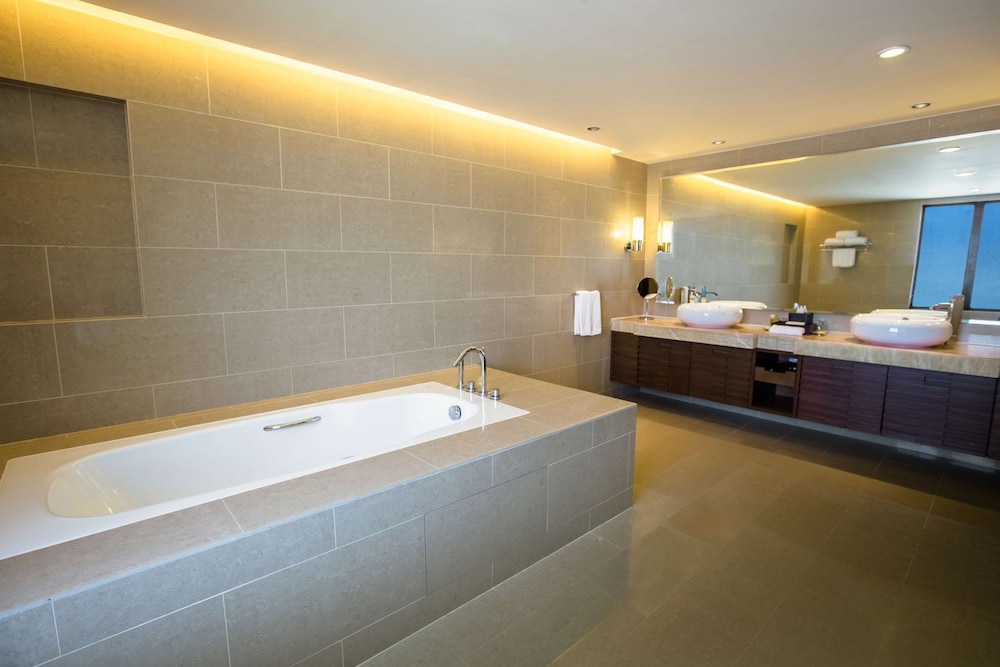 Regency, Executive Suite - Photo 5