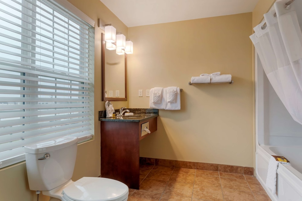 Suite, 2 Queen Beds, Non Smoking, Refrigerator & Microwave (Larger Room) - Photo 5