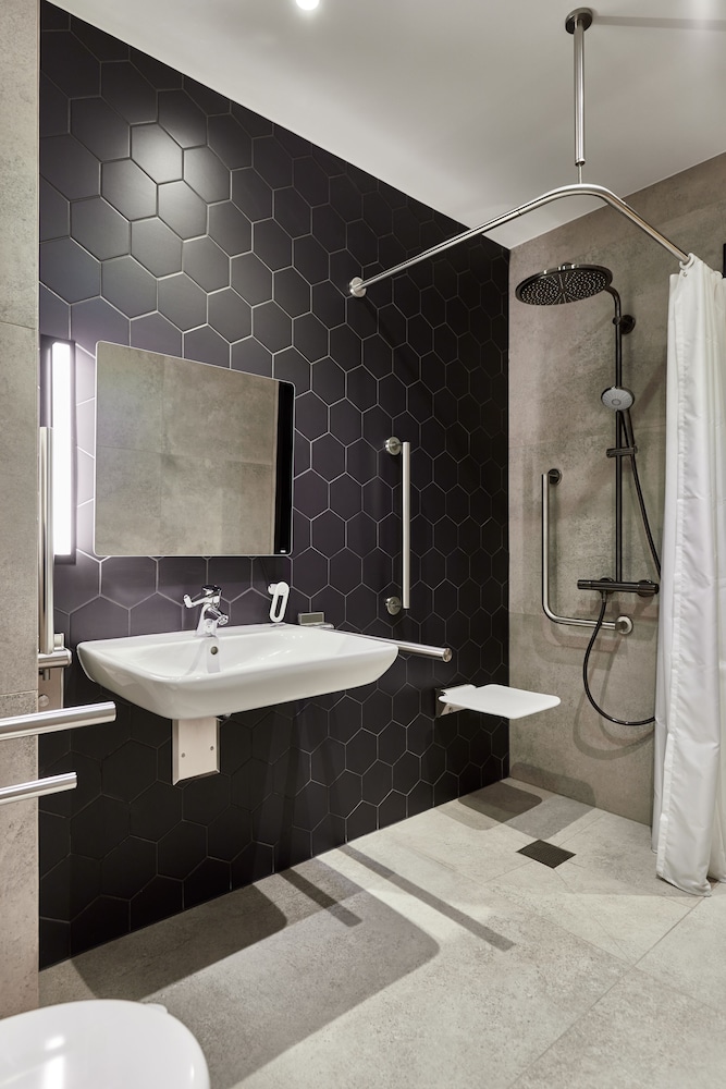 Standard Room, 1 Queen Bed, Accessible - Photo 6