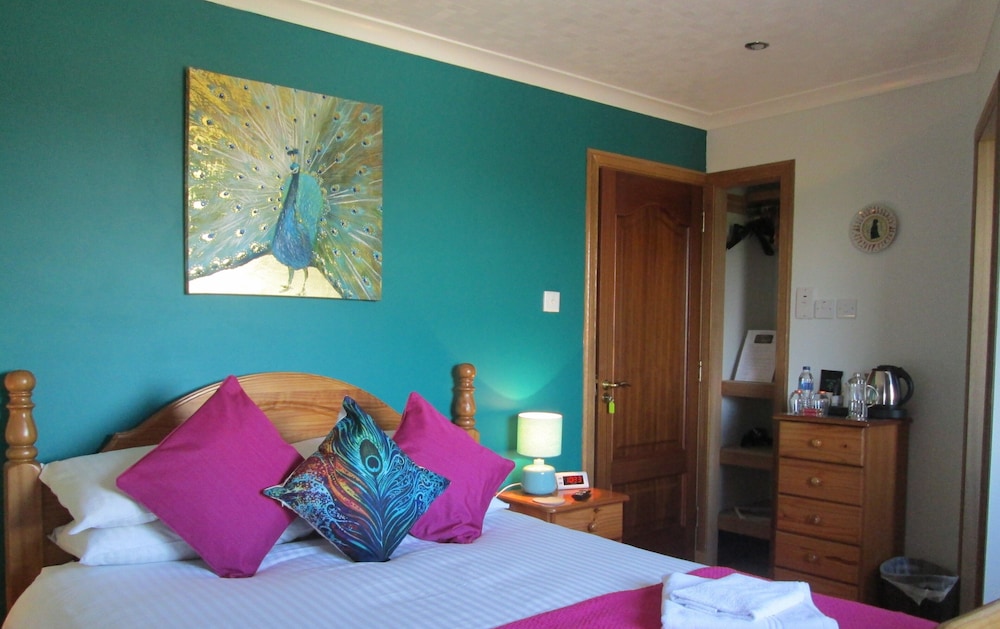 Standard Double Room, Ensuite, Garden View (Bedroom 1 KS)