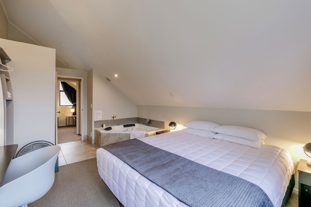Premier Apartment, 2 Bedrooms, Non Smoking, Lake View photo 1