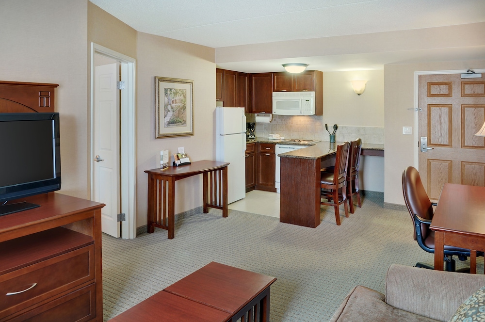 Suite, 2 Bedrooms, Kitchen - Photo 1