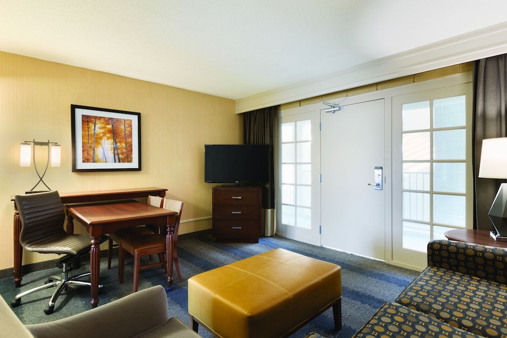 Suite, 1 Double Bed, Accessible, Non Smoking (Mobility & Hearing, Roll-in Shower) - Photo 2