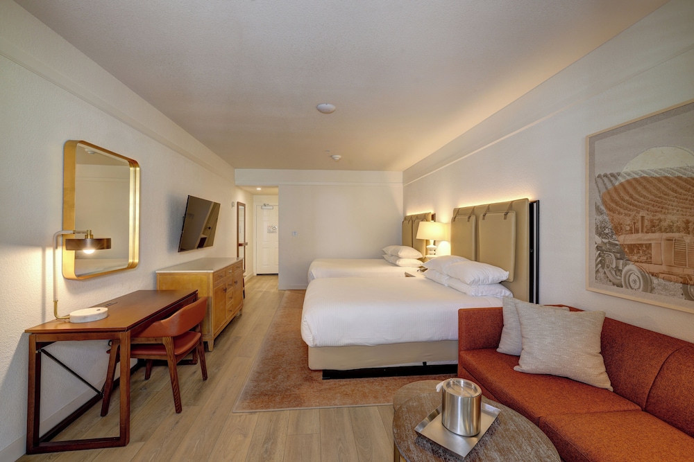 Standard Room, 2 Queen Beds, Non Smoking, Balcony - Photo 3