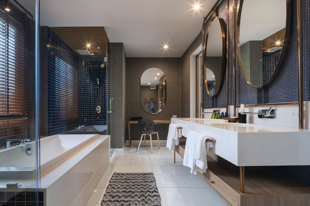 Banyan Pool Villa - with Private Plunge Pool on Balcony, Indoor Bathtub, Big Banyan Tree view, 2nd F