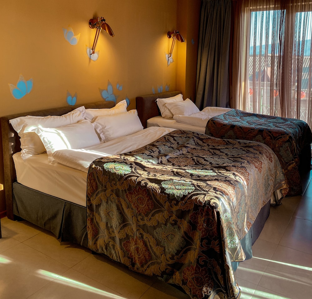 Luxury Triple Room, Multiple Beds, Terrace, City View photo 1