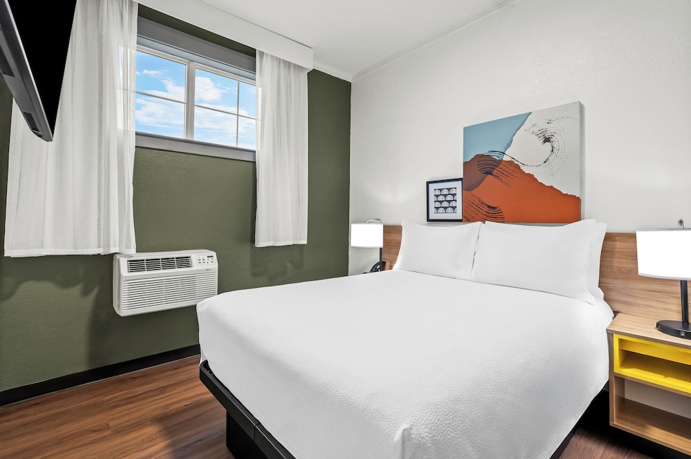 Suite, 2 Bedrooms - Photo 2