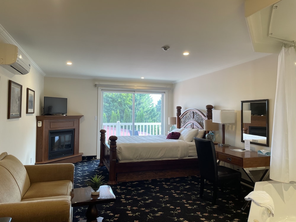 Single Room, 1 Queen Bed, Jetted Tub photo 1