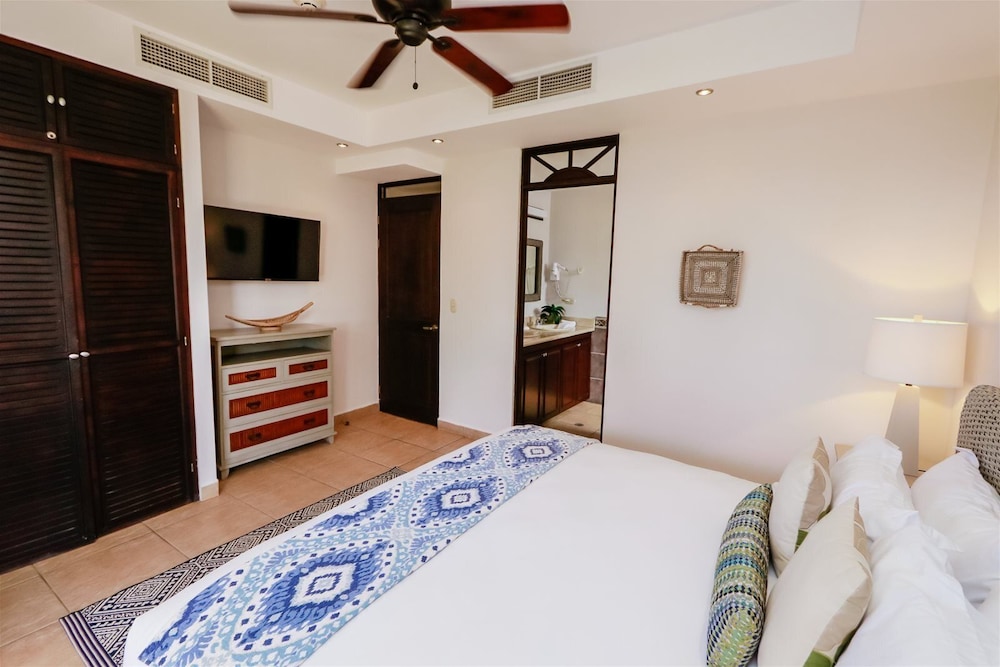 Condo (BE 1A Absolute 2BR Oceanfront Luxury )