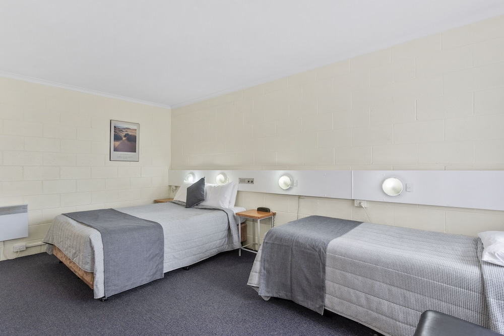Standard Twin Room (Upstairs) photo 2