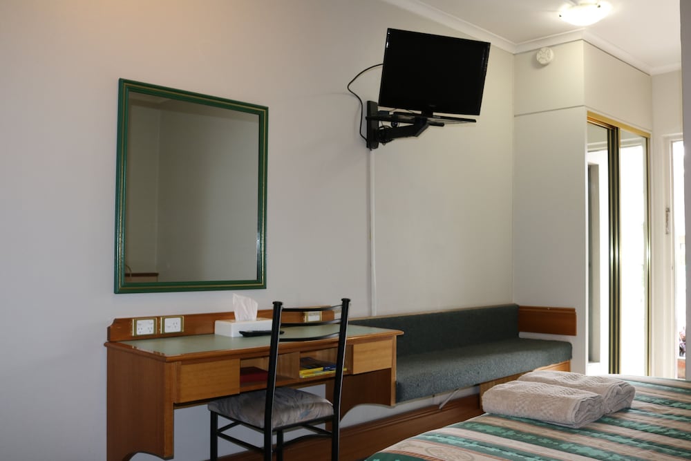 Queen Room photo 2