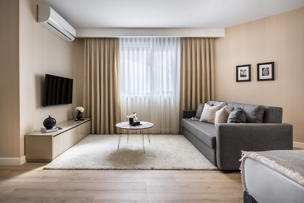 Junior King Suite photo 3