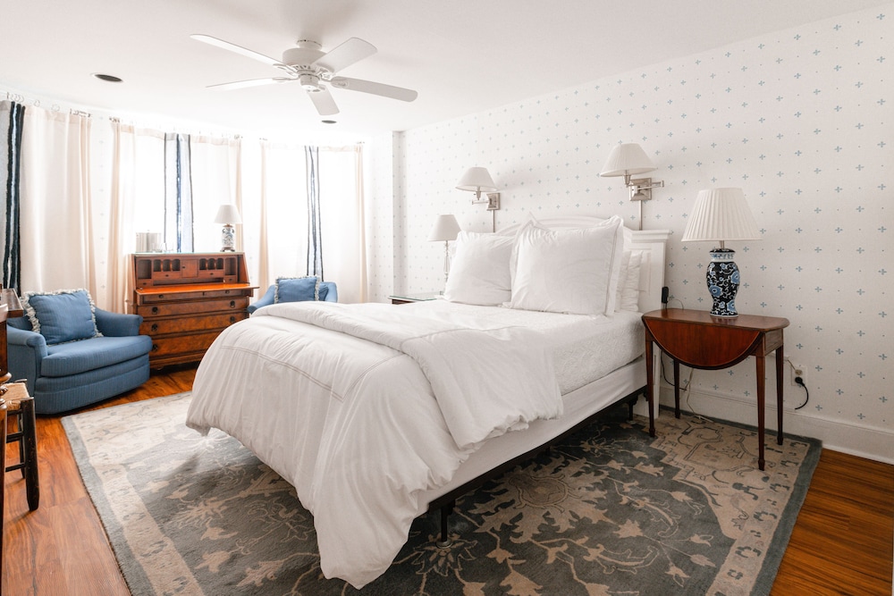 Room 6, Queen Room