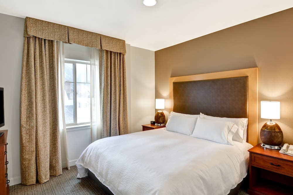 Suite, 1 King Bed, Accessible (Mobility & Hearing, Roll-in Shower) - Photo 3