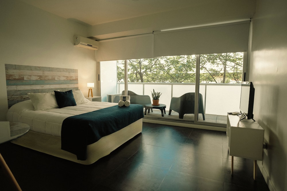 Studio, Balcony