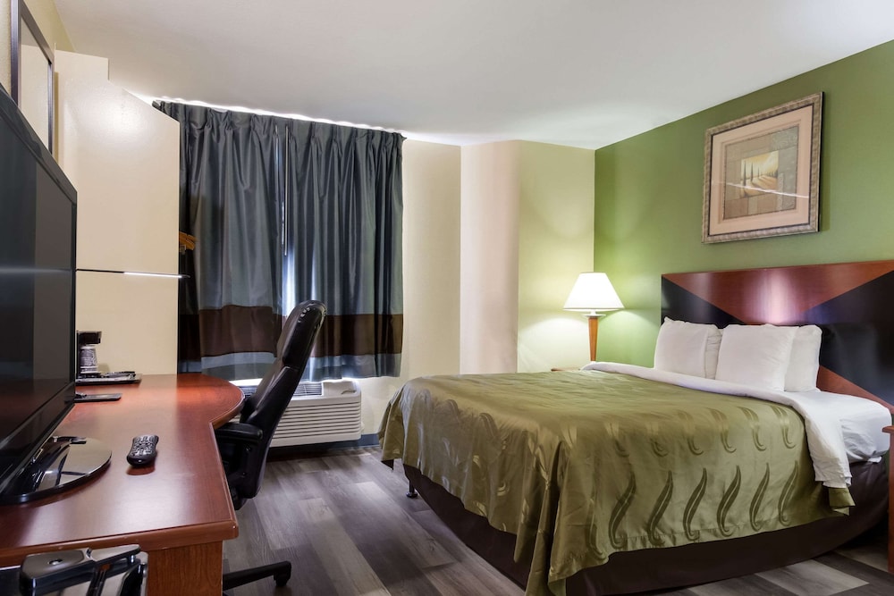 Standard Room, 1 Queen Bed, Accessible, Smoking - Photo 1