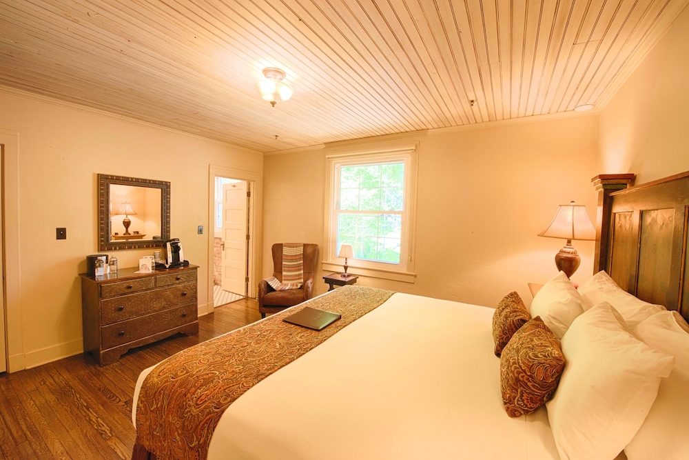 Room (Magnolia Lodge)