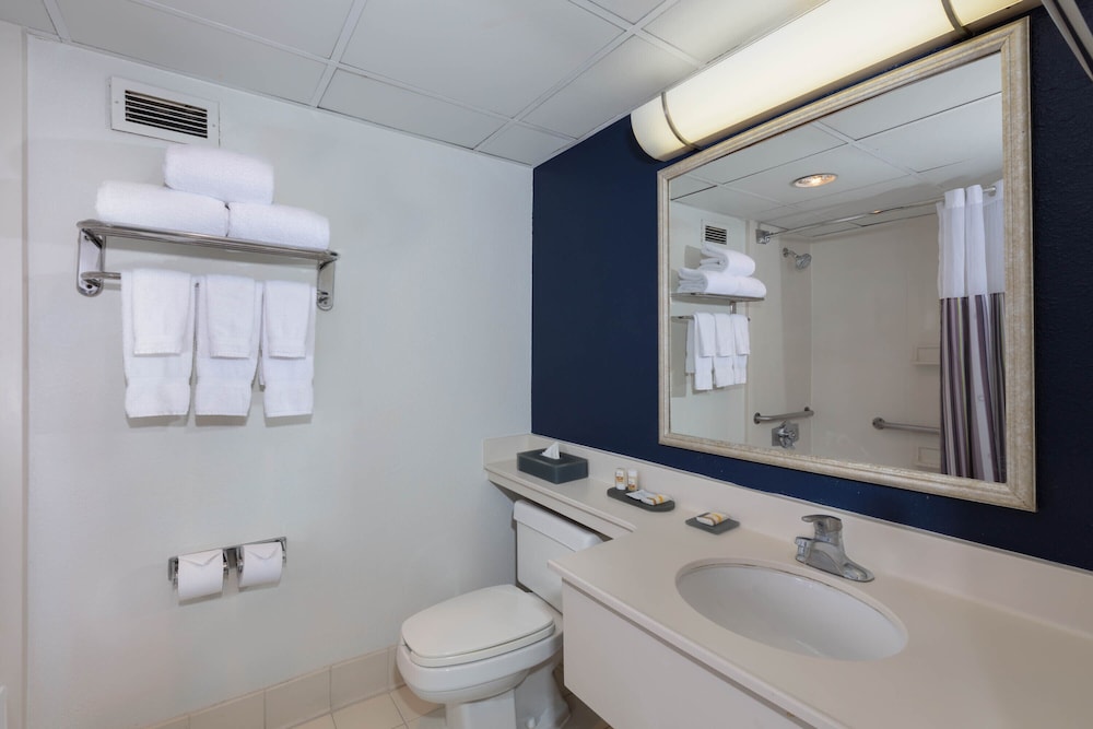 Deluxe Suite, 2 Queen Beds, Non Smoking, City View - Photo 2