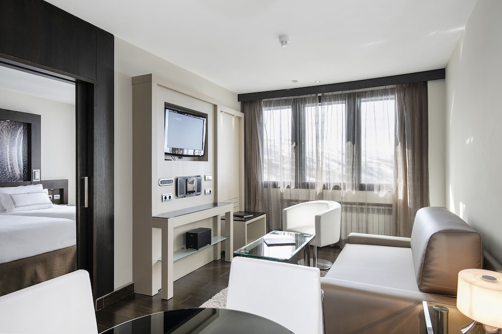 Suite (The Level) Suite (The Level)
