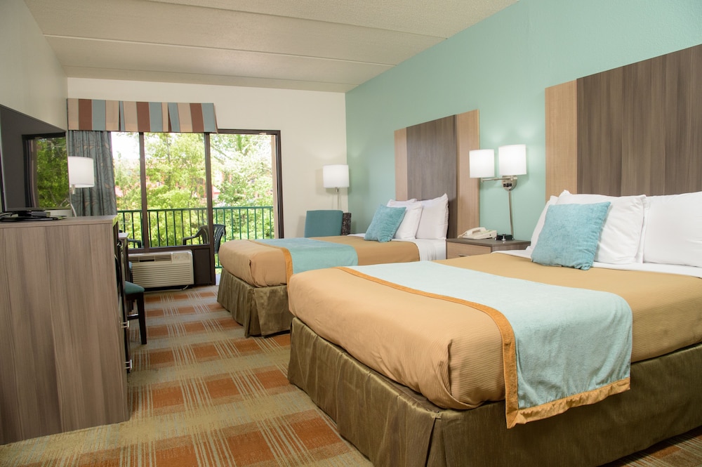 Classic Room, 2 Queen Beds, Balcony, River View photo 1