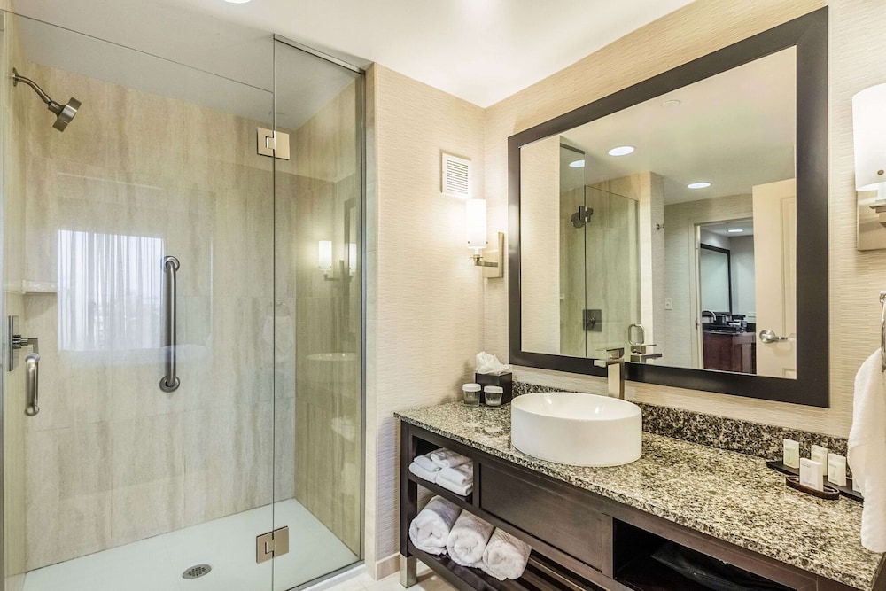 Suite, 2 Double Beds, Accessible, Bathtub photo 2